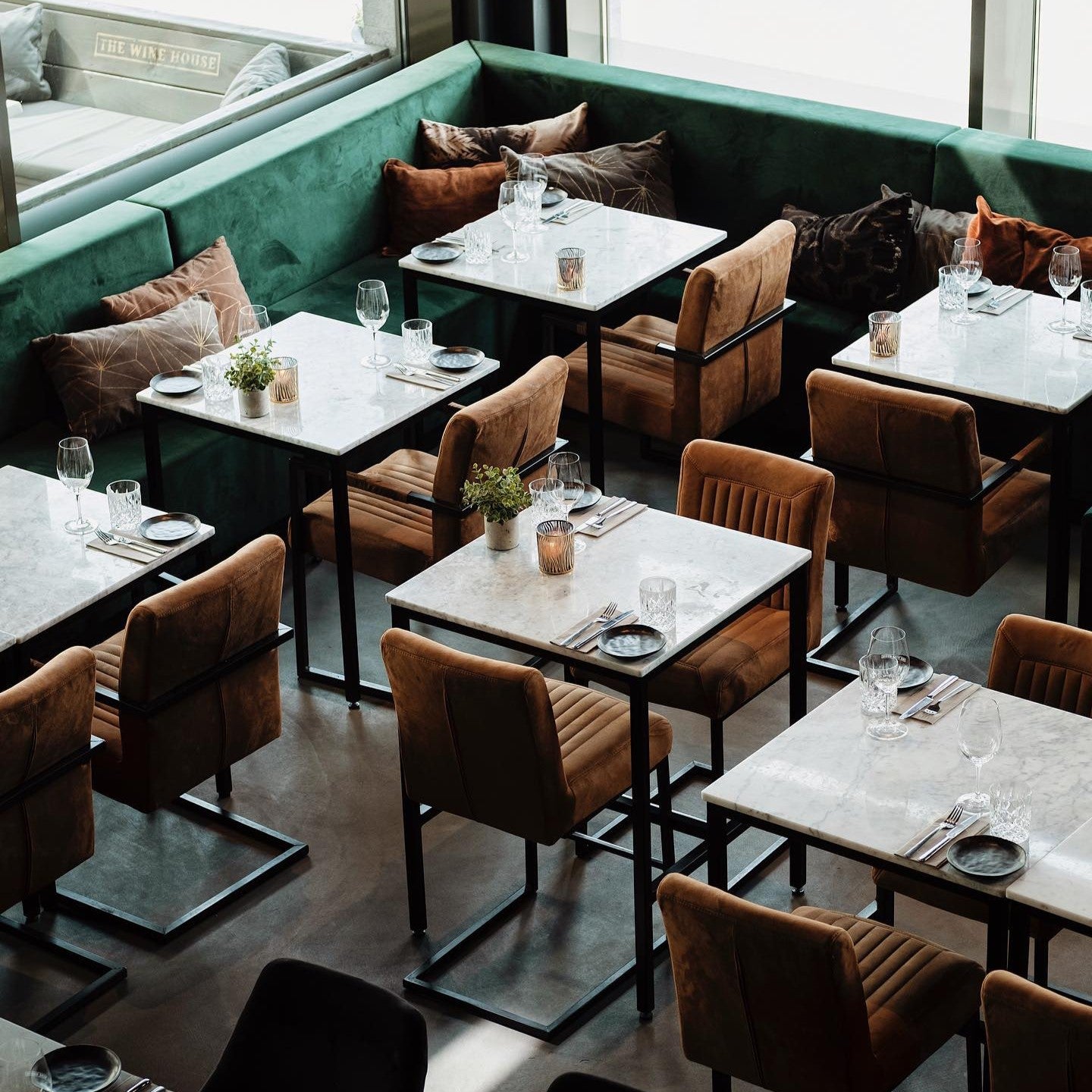 Hoe interieur de omzet per tafel verhoogt: de psychologie achter restaurantindeling
