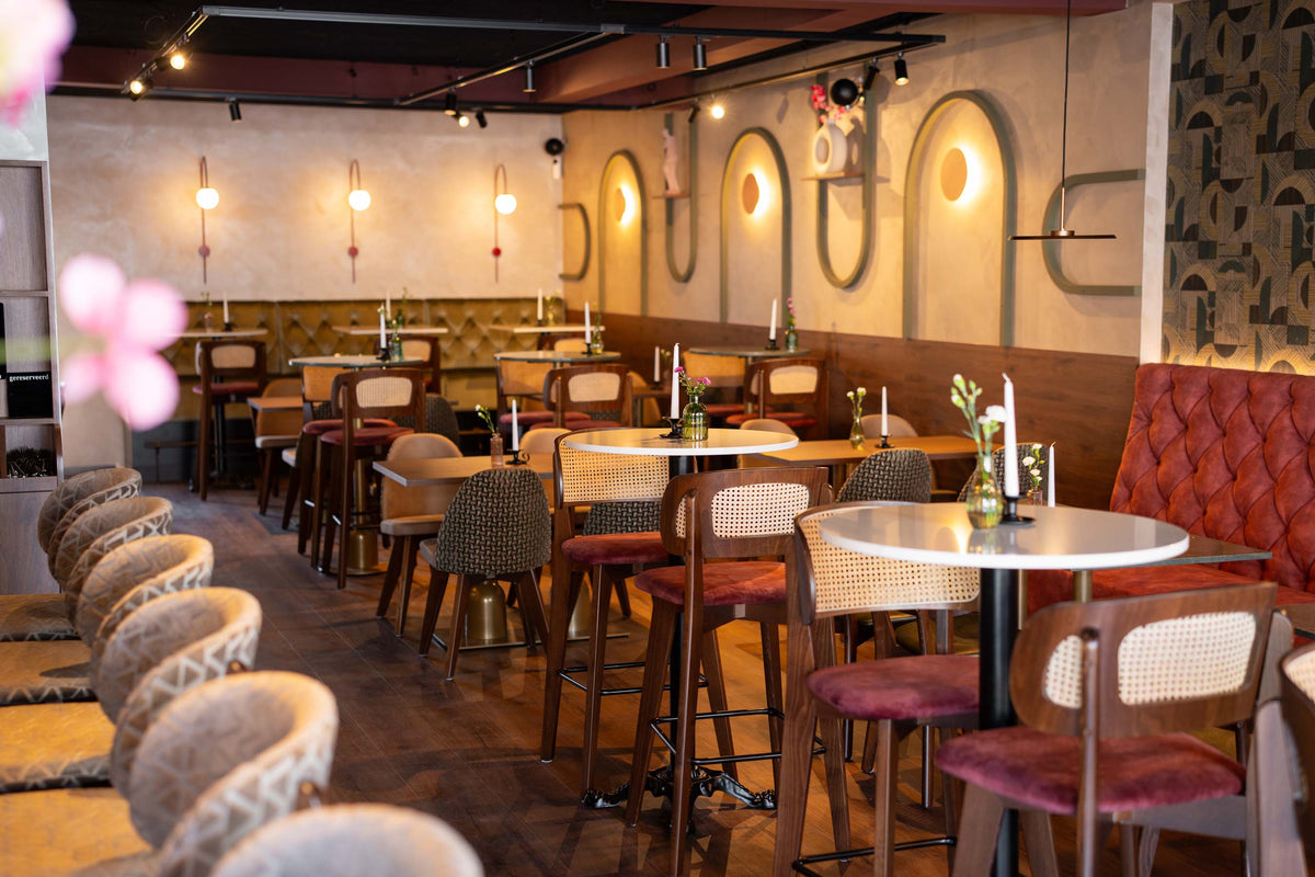 Restaurant met bar en zitbanken ingericht door Liviza