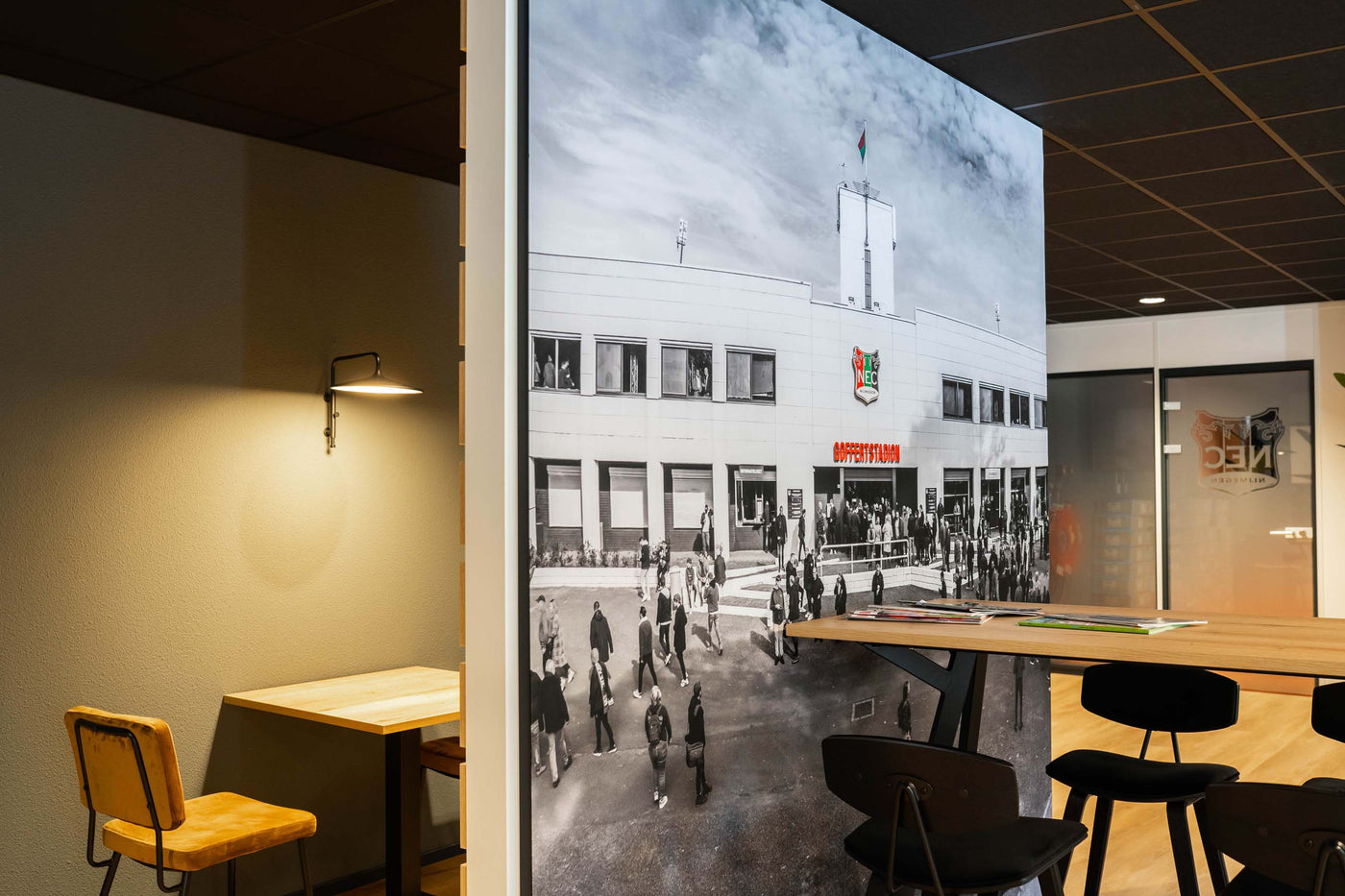 Merk en interieur: hoe je merkidentiteit vertaalt naar een tastbare werkomgeving