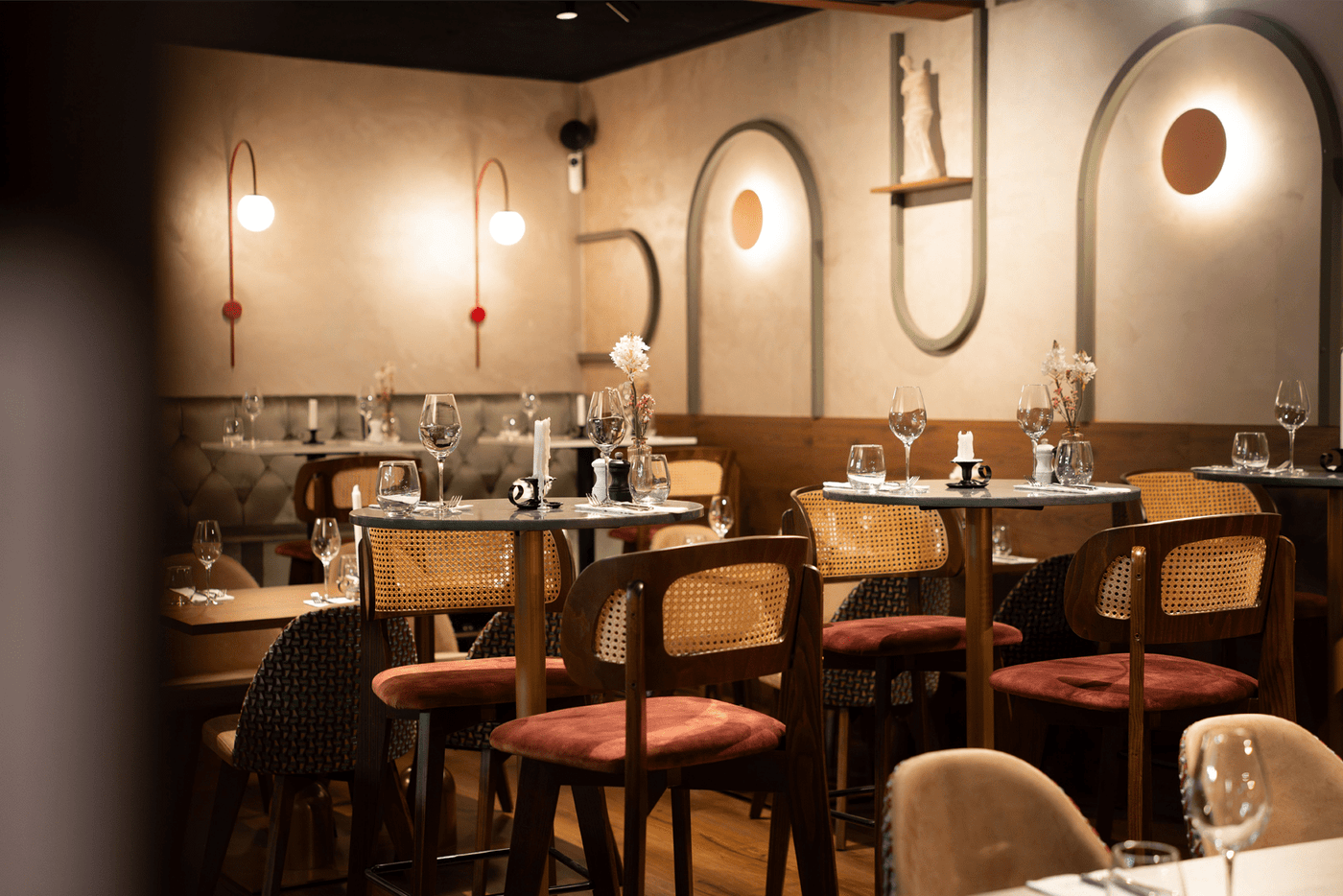 Hoe interieur de omzet per tafel verhoogt: de psychologie achter restaurantindeling