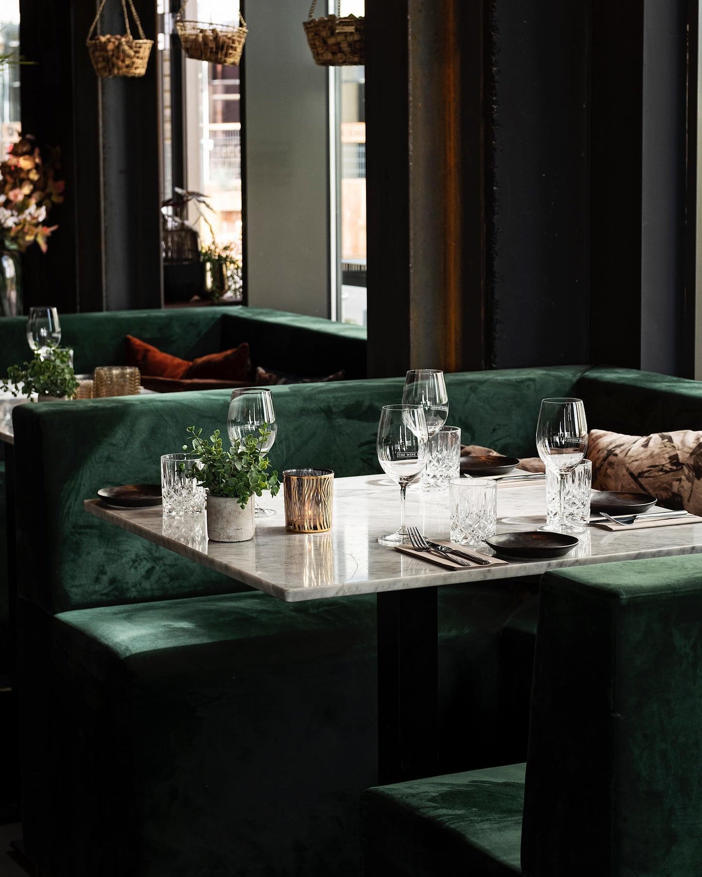 Hoe interieur de omzet per tafel verhoogt: de psychologie achter restaurantindeling