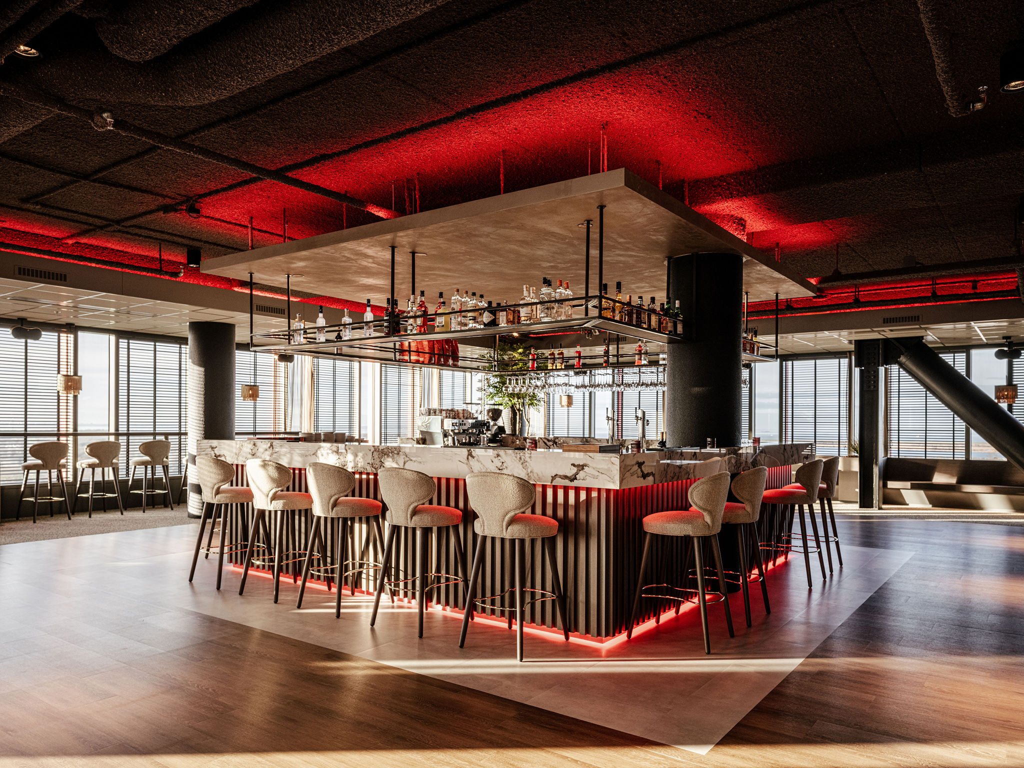 interieurarchitect Wildenberg interieurarchitectuur Benkey WTC Almere 21e verdieping We Complete Tarkett sky bar rood licht